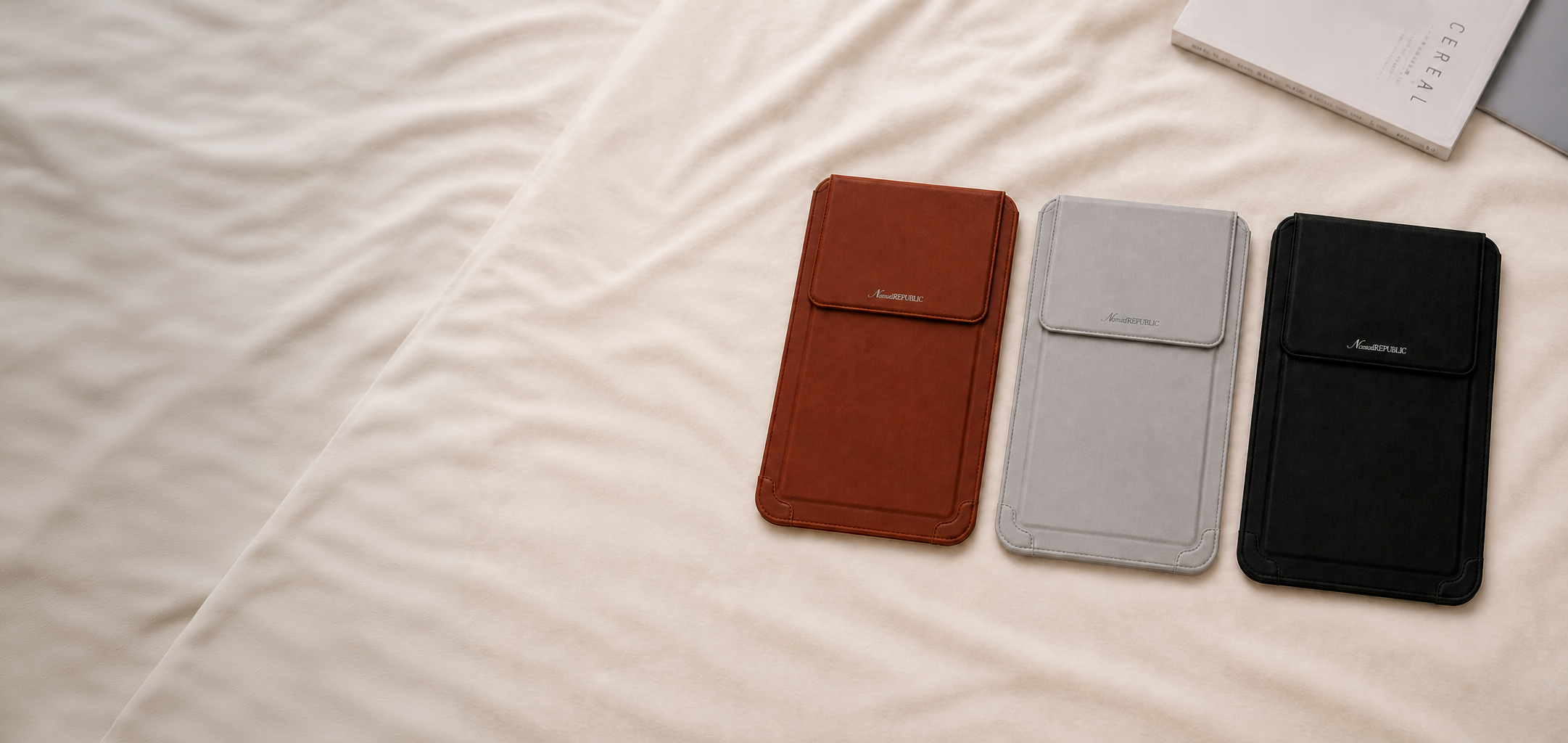 3 Nomad Station en cuir PE — coloris camel, gris clair et noir